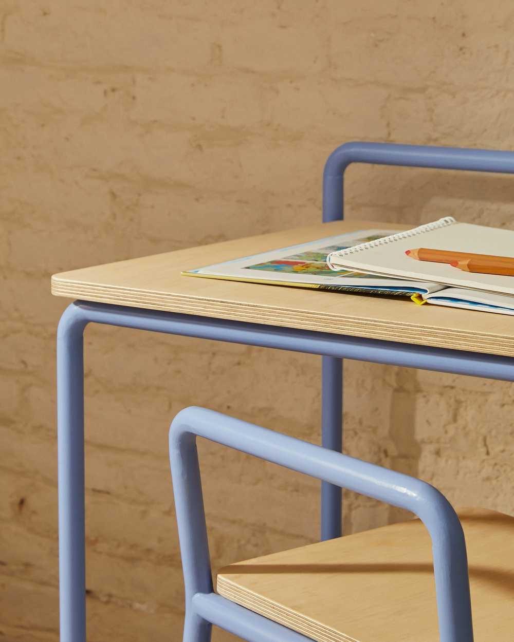 Tinn Стул из ясеневого шпона с синей металлической конструкцией