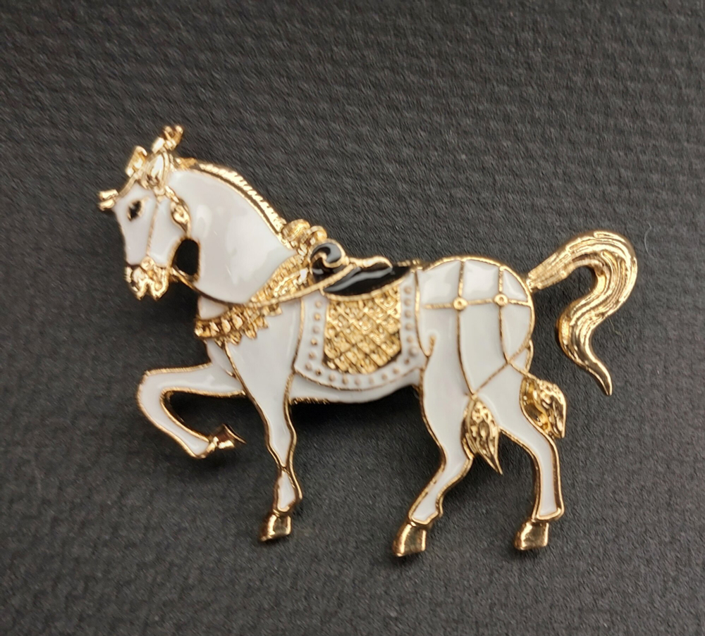 Брошка "Белая лошадь лошадка ". Женская брошь,украшение.Подарок на новый год. Символ года