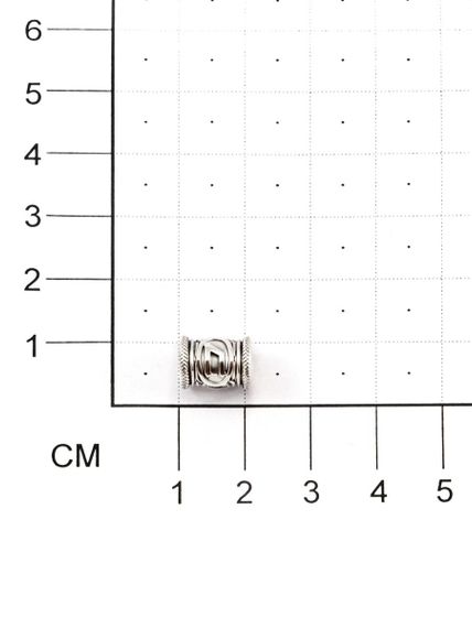 Фотография шарма Уруз из серебра 925 пробы на размерной сетке.