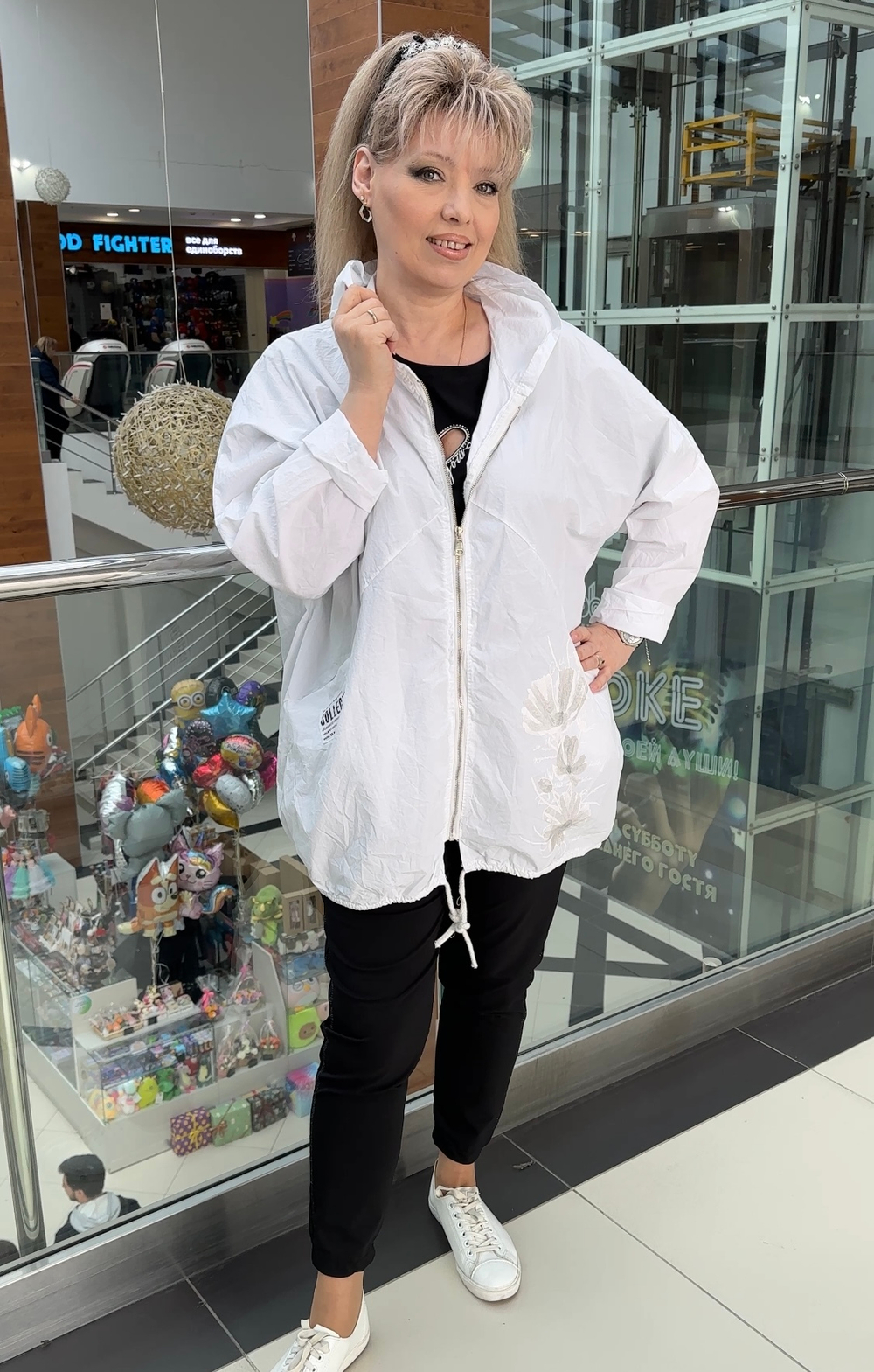 Белый пыльник-ветровка на молнии