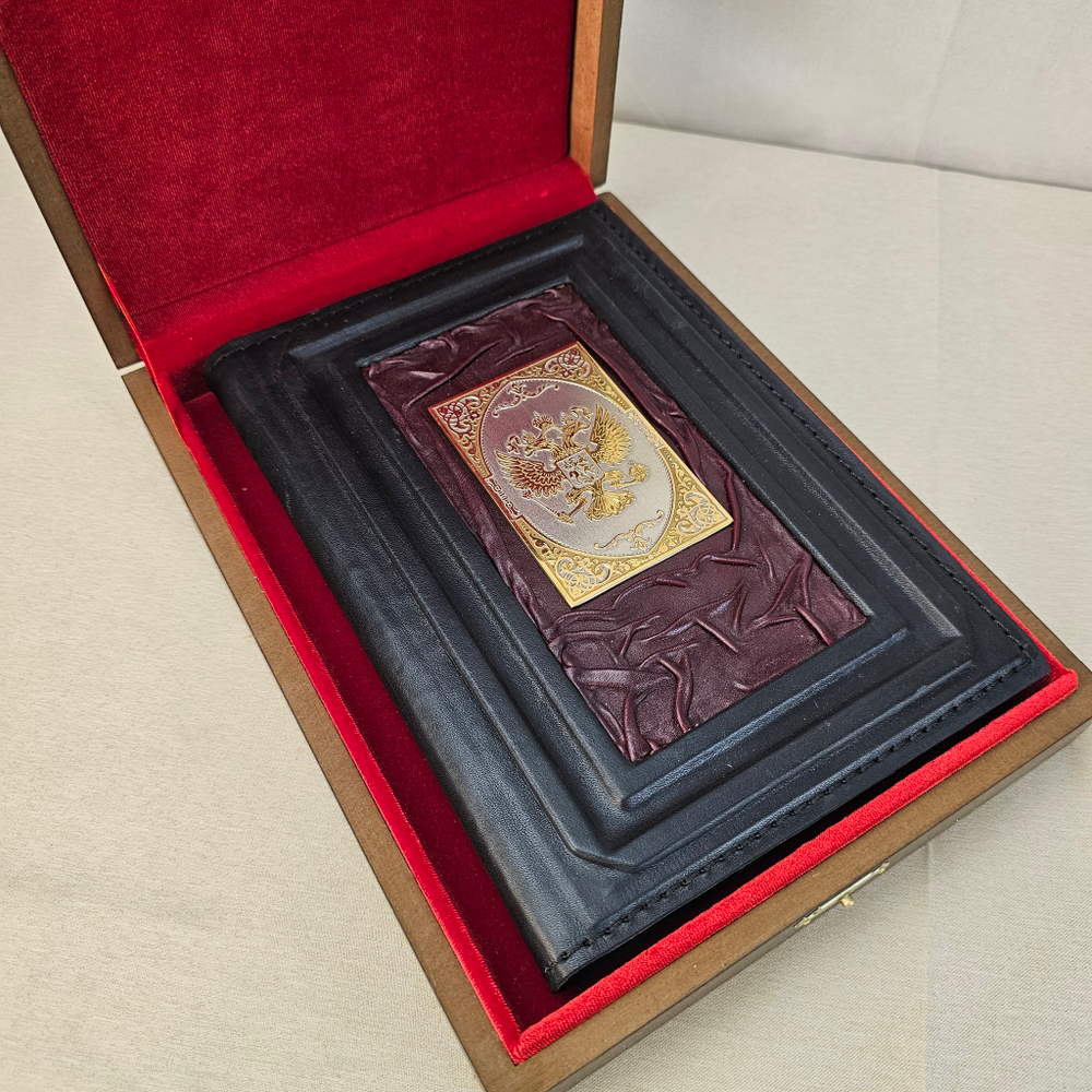 Ежедневник "Герб РФ" (златоустовская гравюра) из натуральной кожи со съемной обложкой в футляре