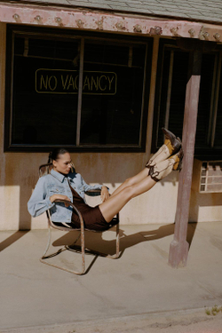 ZARA МИНИ-ПЛАТЬЕ СО СБОРКАМИ, КОРИЧНЕВЫЙ