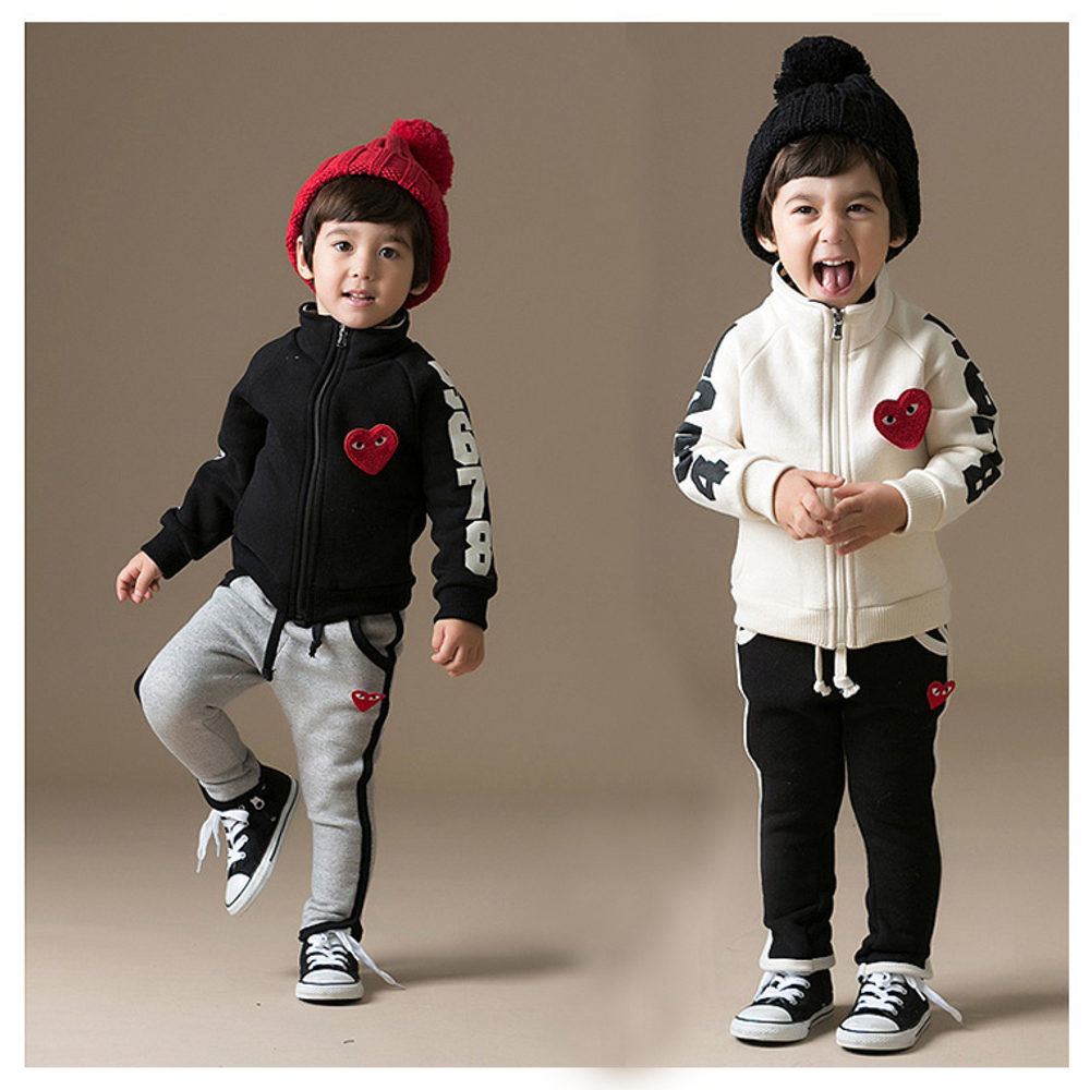 Костюм из брюк с лампасами и толстовки на молнии с аппликацией сердца