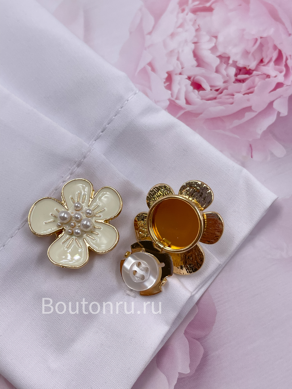 Накладка на пуговицу золотистая с лимонной (бежевой) эмалью в форме цветка с жемчугом (клипса)