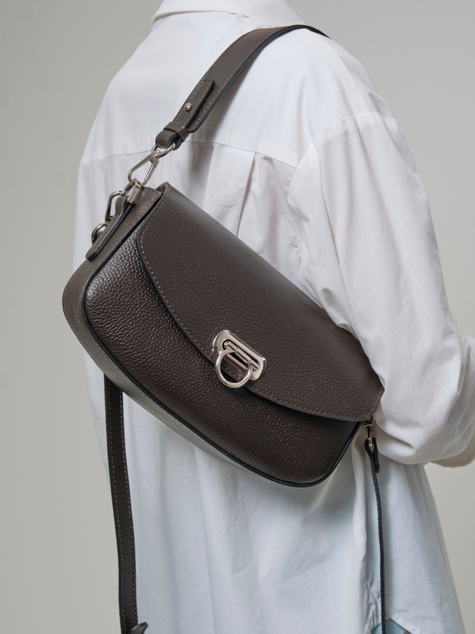 Сумка кожаная на плечо багет темно-коричневая