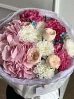 Букет сборный из гортензии, кустовой пионовидной розы, одноголовых роз и оксипеталума