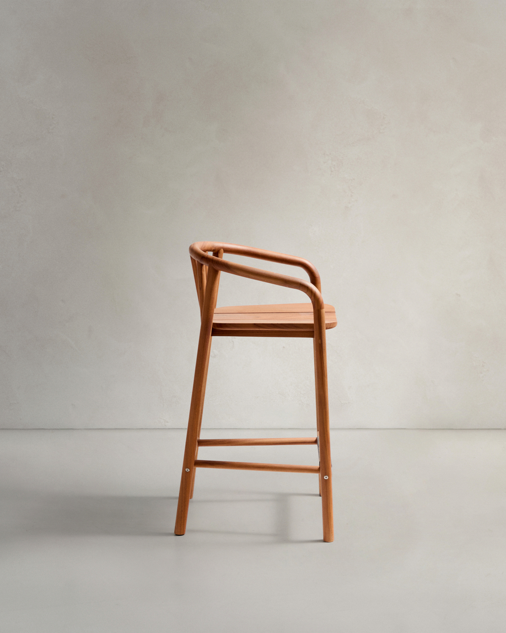 Полубарный стул для улицы Turqueta из дерева, высота 65 см