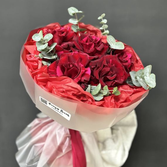 Букет из 5 красных французских роз с эвкалиптом