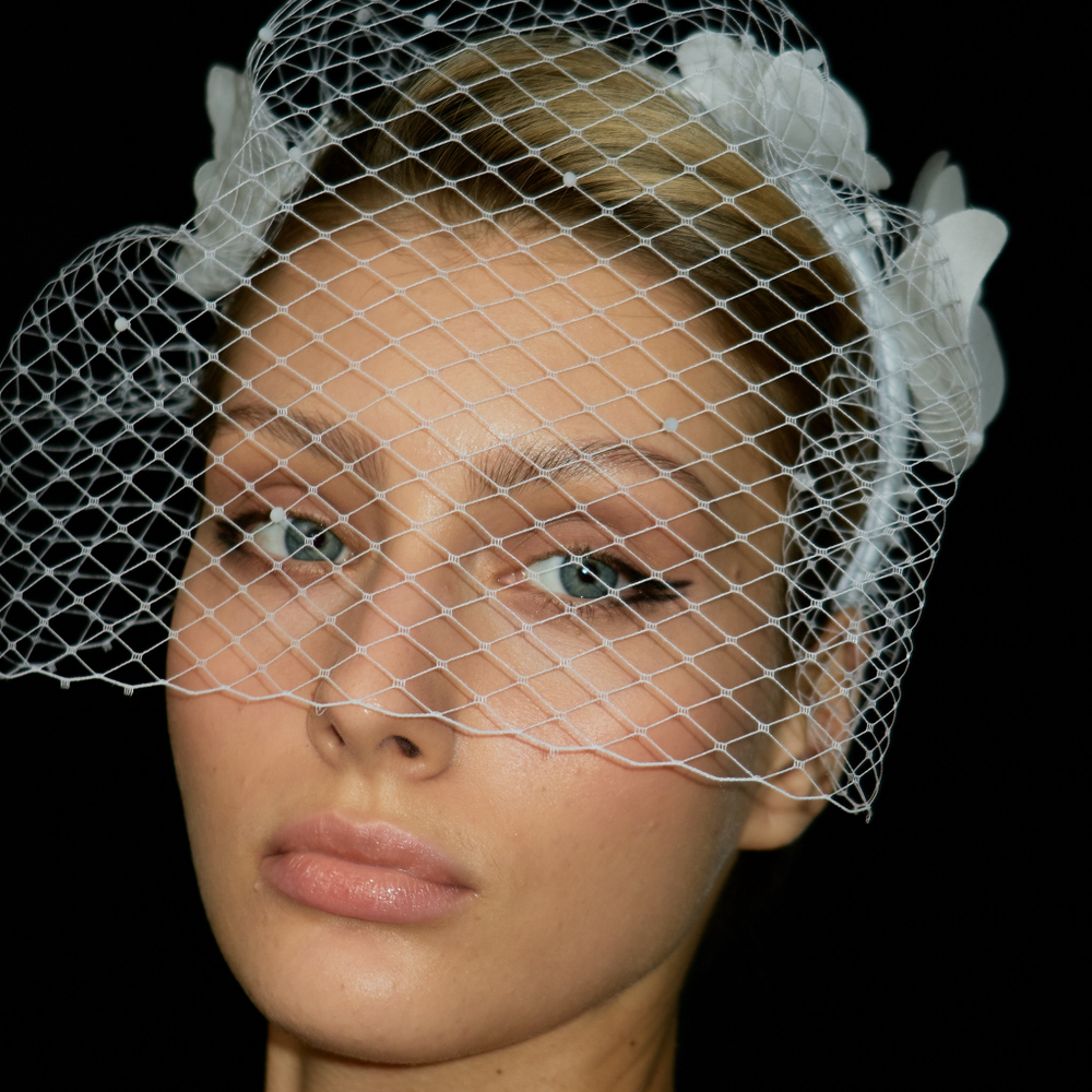 Вуаль с белыми шелковыми бабочками