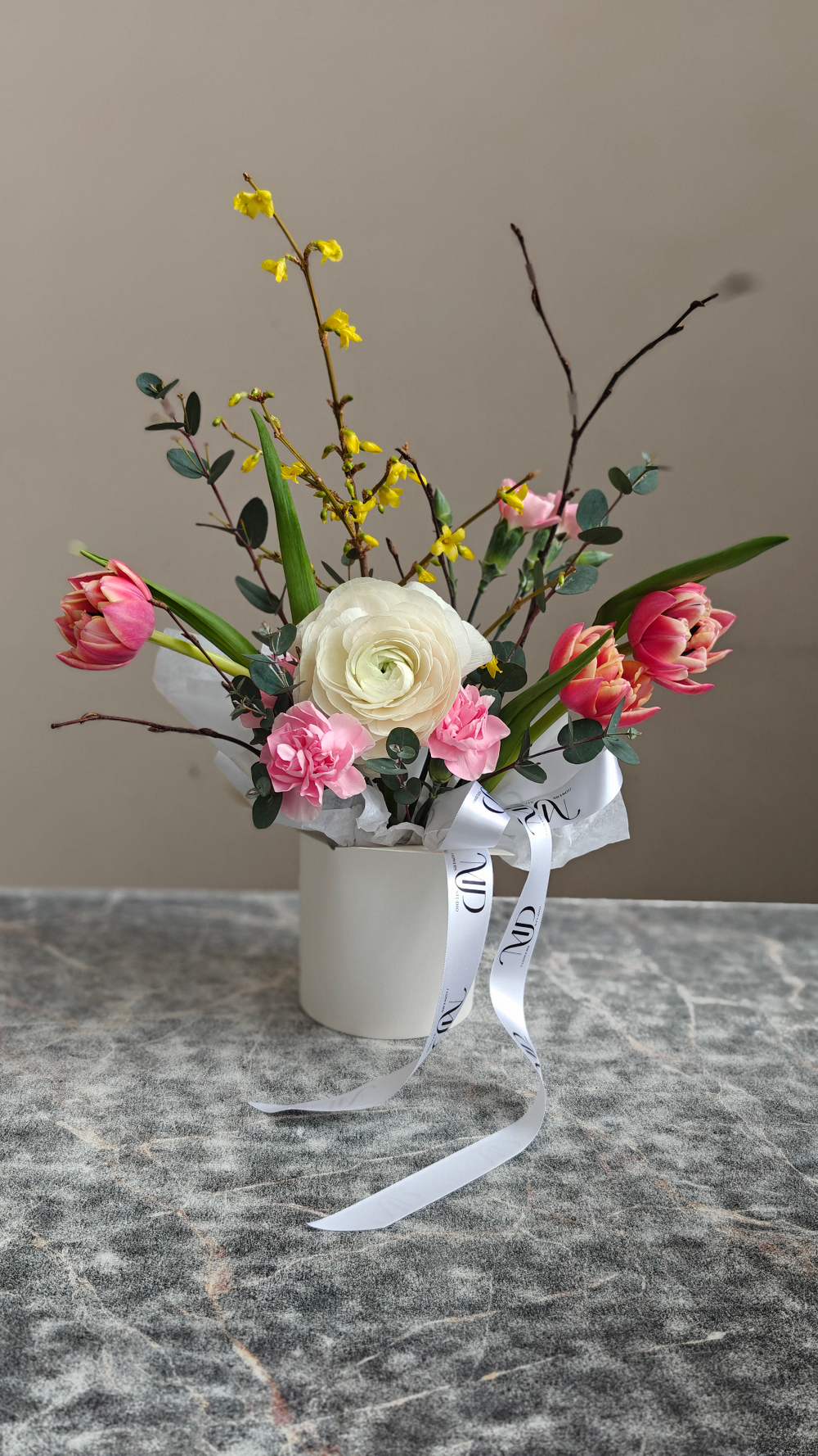 Композиция весенняя с ранункулусом