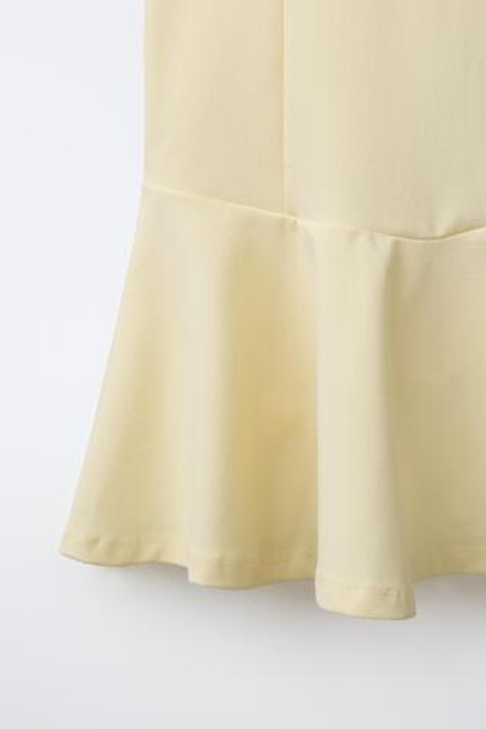 ZARA ПЛАТЬЕ С РАСКЛЕШЕННОЙ ЮБКОЙ, ПАСТЕЛЬНО-ЖЕЛТЫЙ