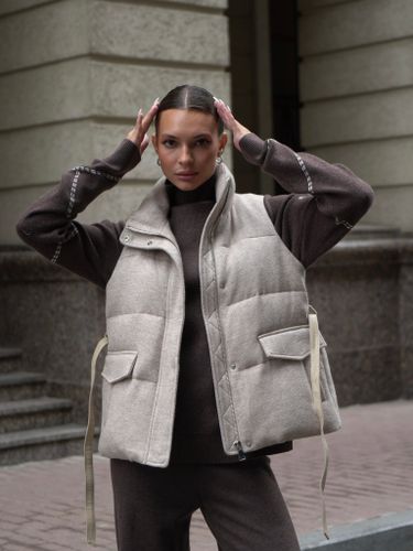 Бежевый утепленный жилет с поясом