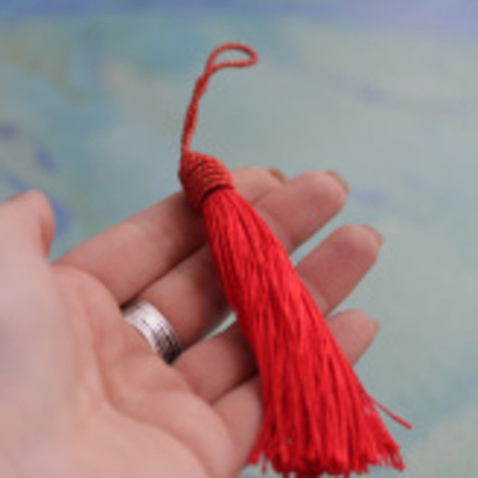 Кисточка подвеска для сердца шелковая красная