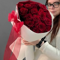 Букет из 15 красных сортовых роз Эксплорер с крупным бокалом в упаковке.