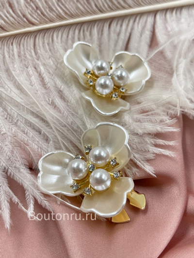 Накладка на пуговицу золотистая в форме цветка с белыми лепестками и жемчугом