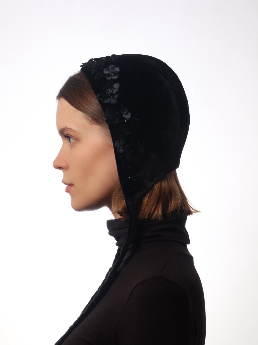 Чепчик с бархатными цветами