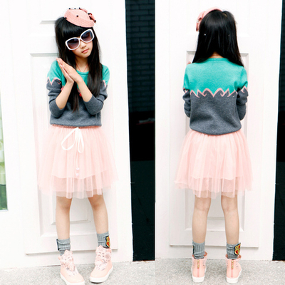 Джемпер двухцветный с контрастной фигурной разделительной чертой