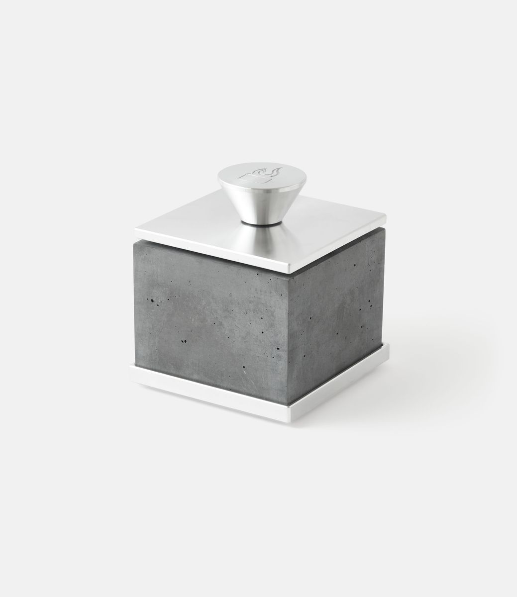 Flikrfire Fireplace Square Silver — портативный камин из бетона