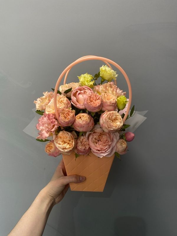 Композиция из кустовых роз и эустомы
