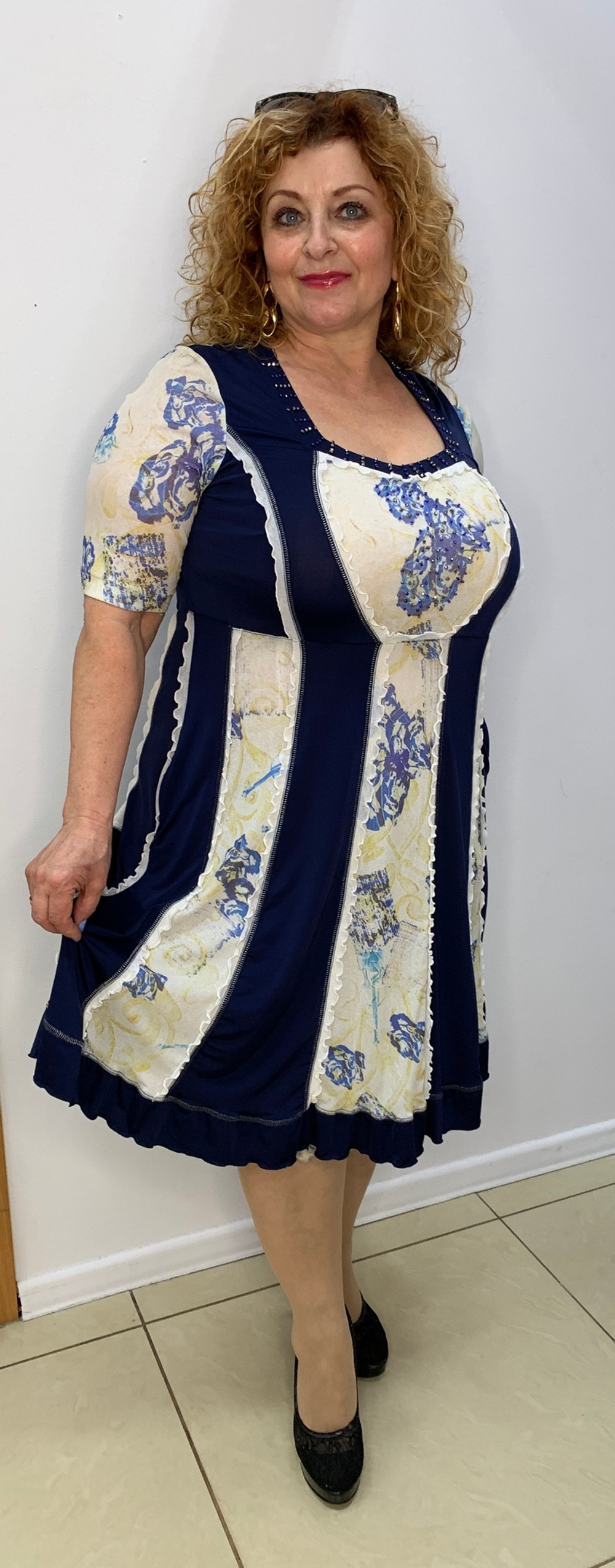 Укороченное летнее платье с вертикальными вставками