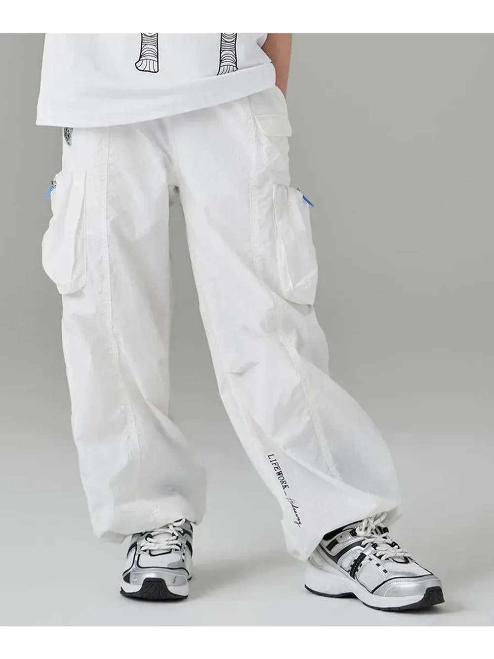 Брюки карго с наружными карманами