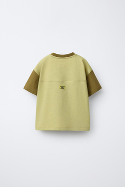 ZARA ФУТБОЛКА С КОНТРАСТНЫМИ РУКАВАМИ И ПРИНТОМ, ХАКИ