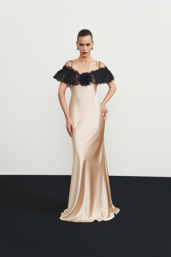 Платье макси из сатина и кружева с цветком