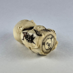 Статуэтка нэцкэ Ребенок Карако с большим персиком