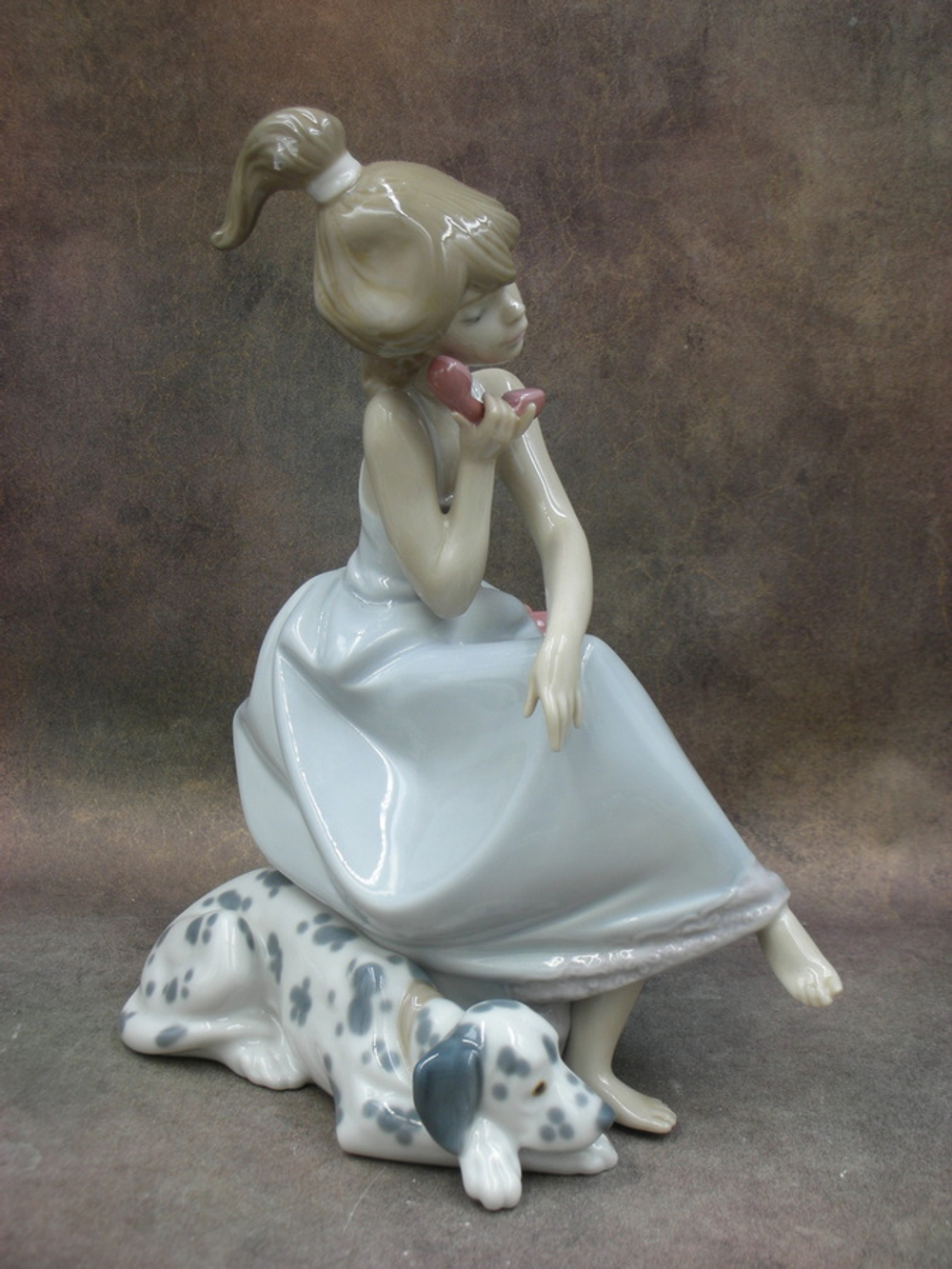 Статуэтка. Фарфор. Девушка с телефоном и далматинцем. Lladro