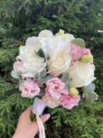 Свадебный букет из гортензии, лизиантуса, диантусов, одноголовых роз и эвкалипта