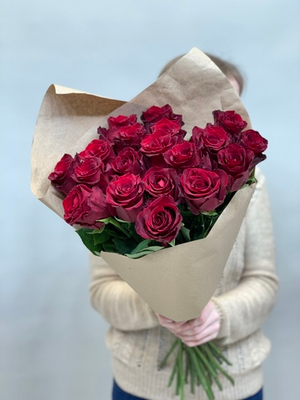 Букет 19 красных роз Эквадор 70см в крафте