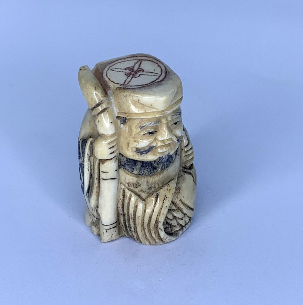 Нэцкэ Эбису со священным карпом и посохом