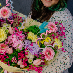 139. Стильный дизайнерский дофаминовый букет