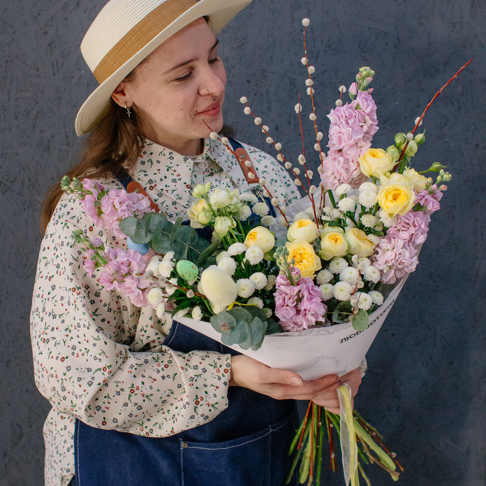 170. Нежный весенний букет с маттиолой и вербой