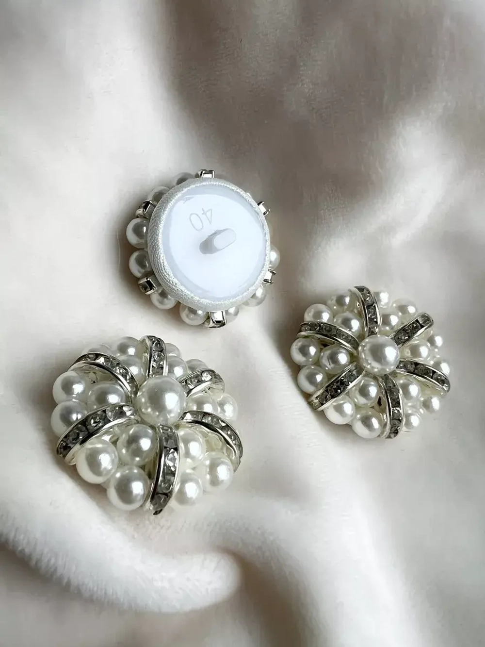Большая пуговица-брошь с бисером жемчугом и стразами 3 шт