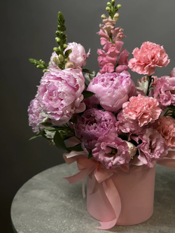 Цветы в коробке «Нежный сюрприз»