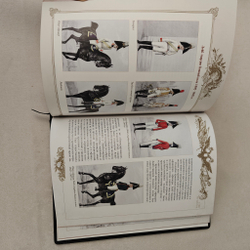 Книга "Русское оружие и военная форма. 1000 лет истории" в переплете из натуральной кожи в футляре