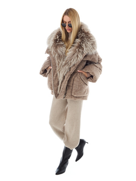 Объемный текстильный пуховик с мехом енота в цвете капучино