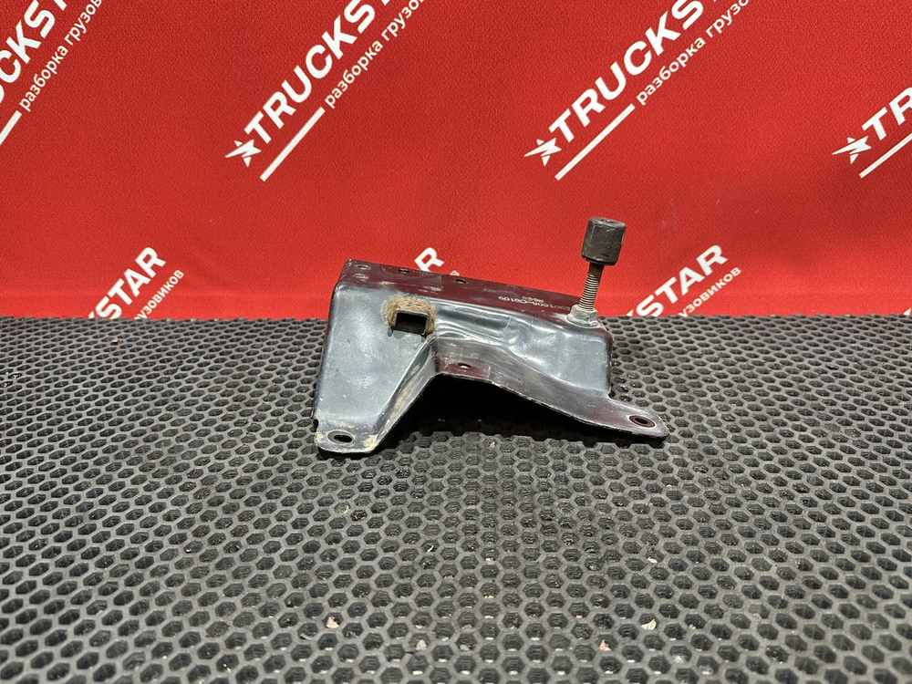 Кронштейн замка капота левый
