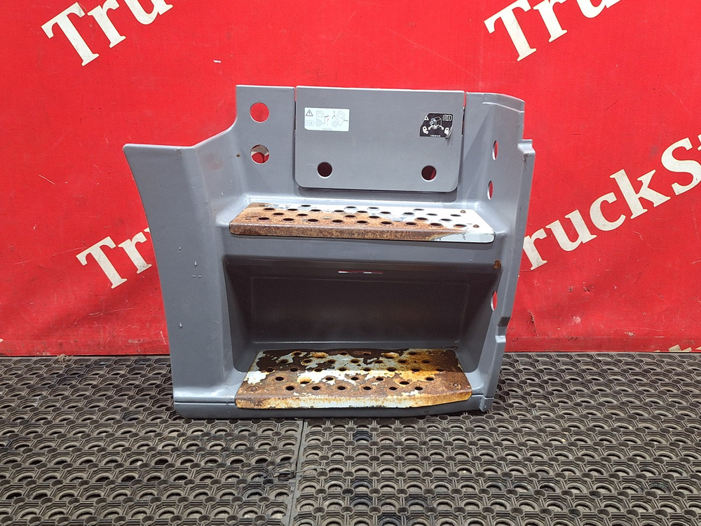 Корпус подножек правый