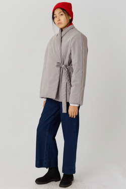 Зимняя куртка на запах из серой бархатистой мембраны