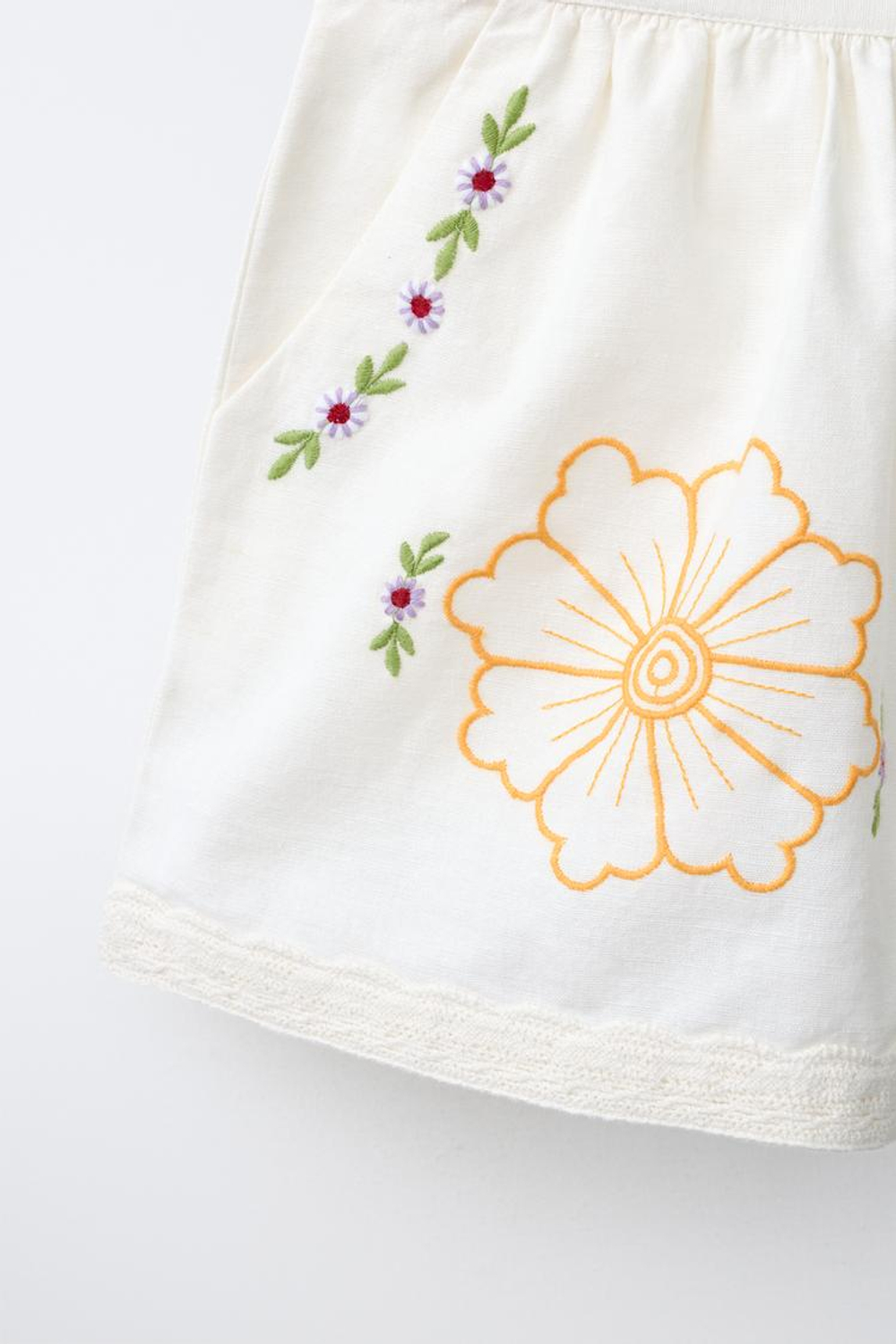 ZARA ШОРТЫ ИЗ ХЛОПКА И ЛЬНА С ВЫШИВКОЙ ЦВЕТОВ, ЭКРЮ