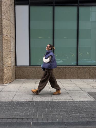 Укороченный синий жилет-пуховик