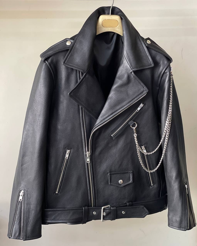 Чёрная куртка косуха с цепочкой из кожи «джумбо»