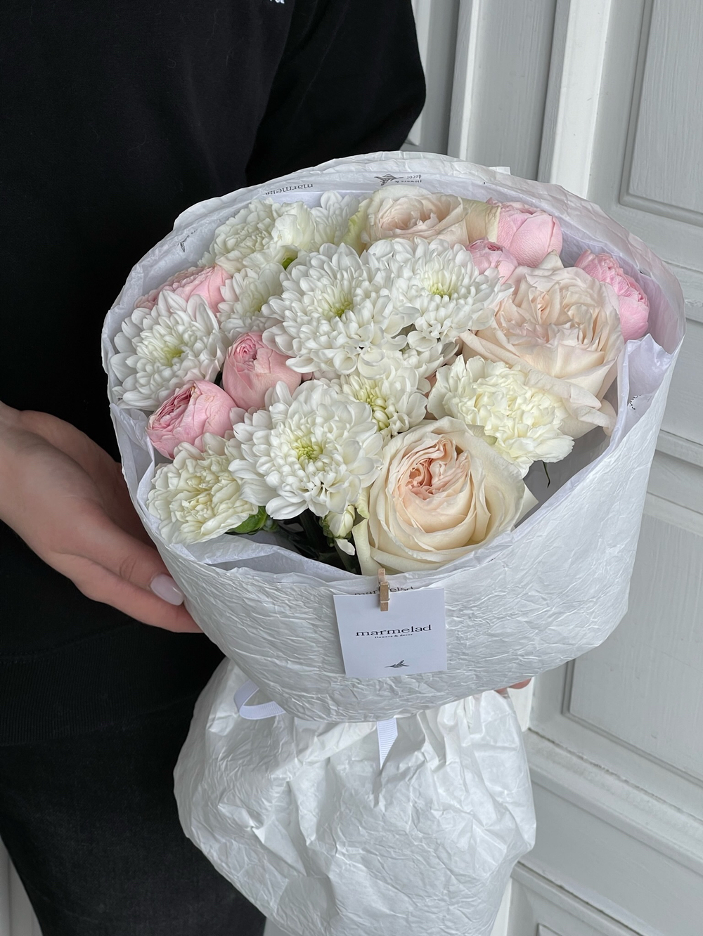 Букет с хризантемой, кустовой пионовидной розой и розами