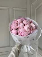 Букет 11 розовых пионов в фирменном оформлении