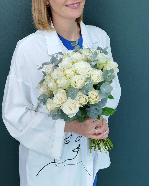 Свадебный букет из белой розы и эвкалипта(00300)