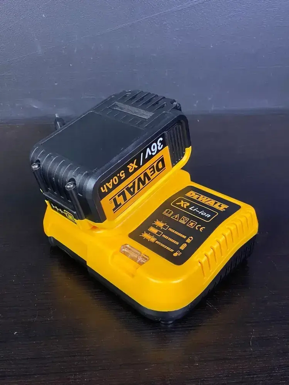 DeWalt Дрель-шуруповерт, 36 В, 90 Нм, 2 АКБ