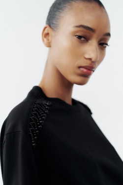 ZARA ФУТБОЛКА СО СТРАЗАМИ НА ПЛЕЧАХ, ЧЕРНЫЙ