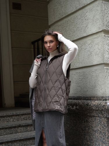 Коричневый утепленный жилет с капюшоном